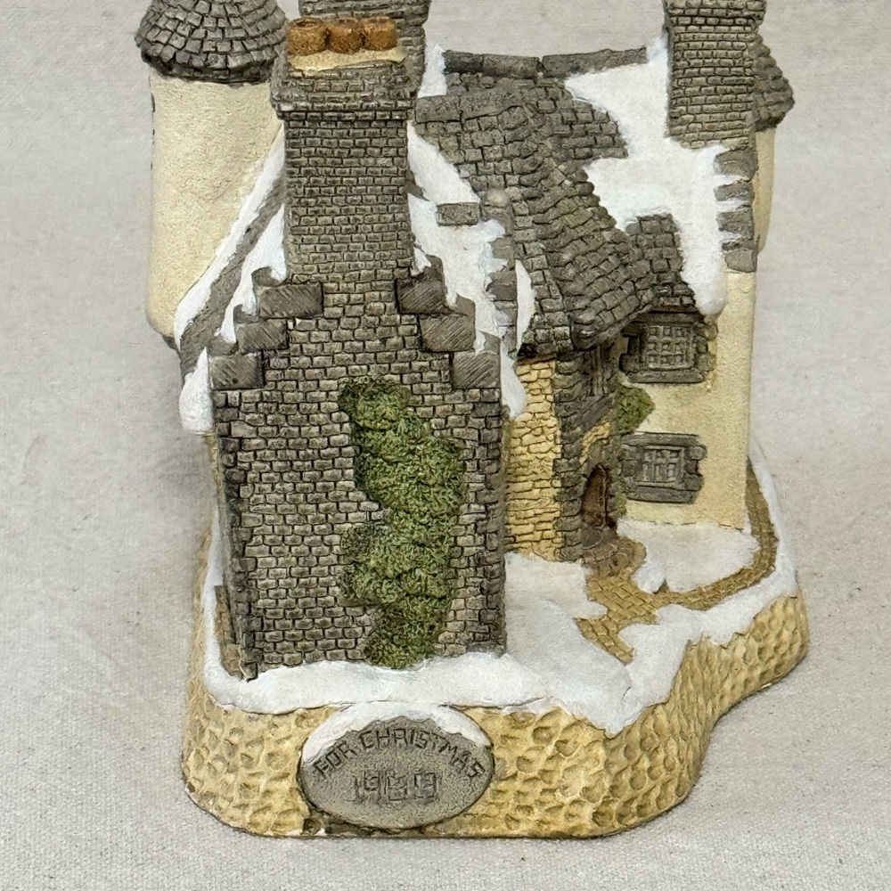 1988 David Winter Cottage - Christmas in Scotland and Hogmanay - Picture 2 of 10